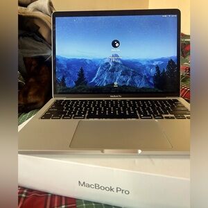 MacBook Pro (13-inch, 2020, Two Thunderbolt 3 ports)